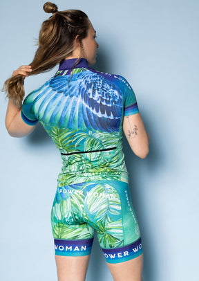 The Primo Cycling Jersey in the beautiful handmade print Blue Feather by Power Woman is a high quality cycling jersey. Perfect for all indoor- and outdoor cycling as well as long distance racing.