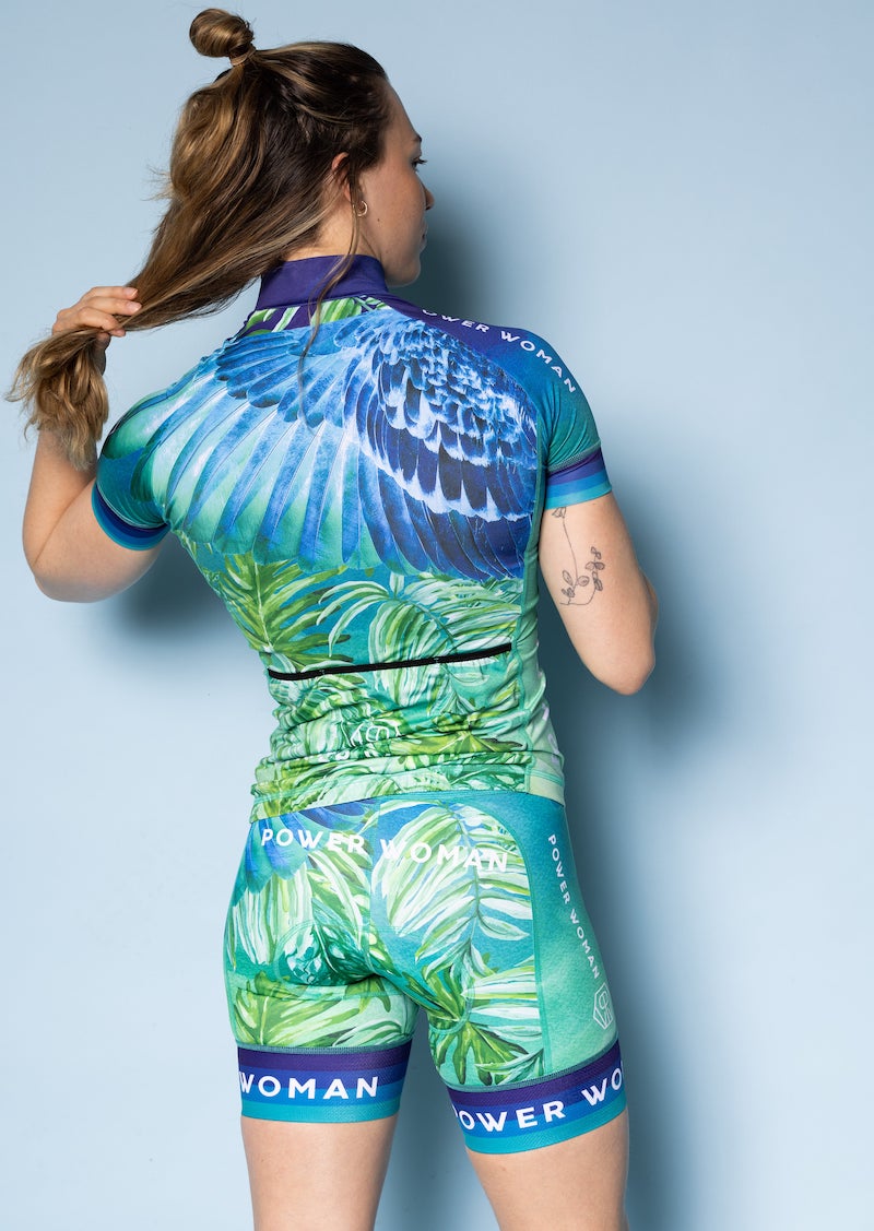 The Primo Cycling Jersey in the beautiful handmade print Blue Feather by Power Woman is a high quality cycling jersey. Perfect for all indoor- and outdoor cycling as well as long distance racing.