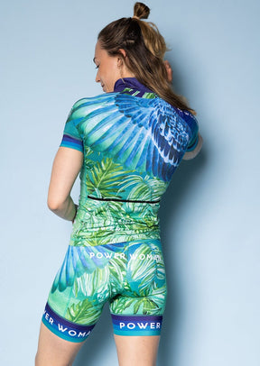 The Primo Cycling Jersey in the beautiful handmade print Blue Feather by Power Woman is a high quality cycling jersey. Perfect for all indoor- and outdoor cycling as well as long distance racing.